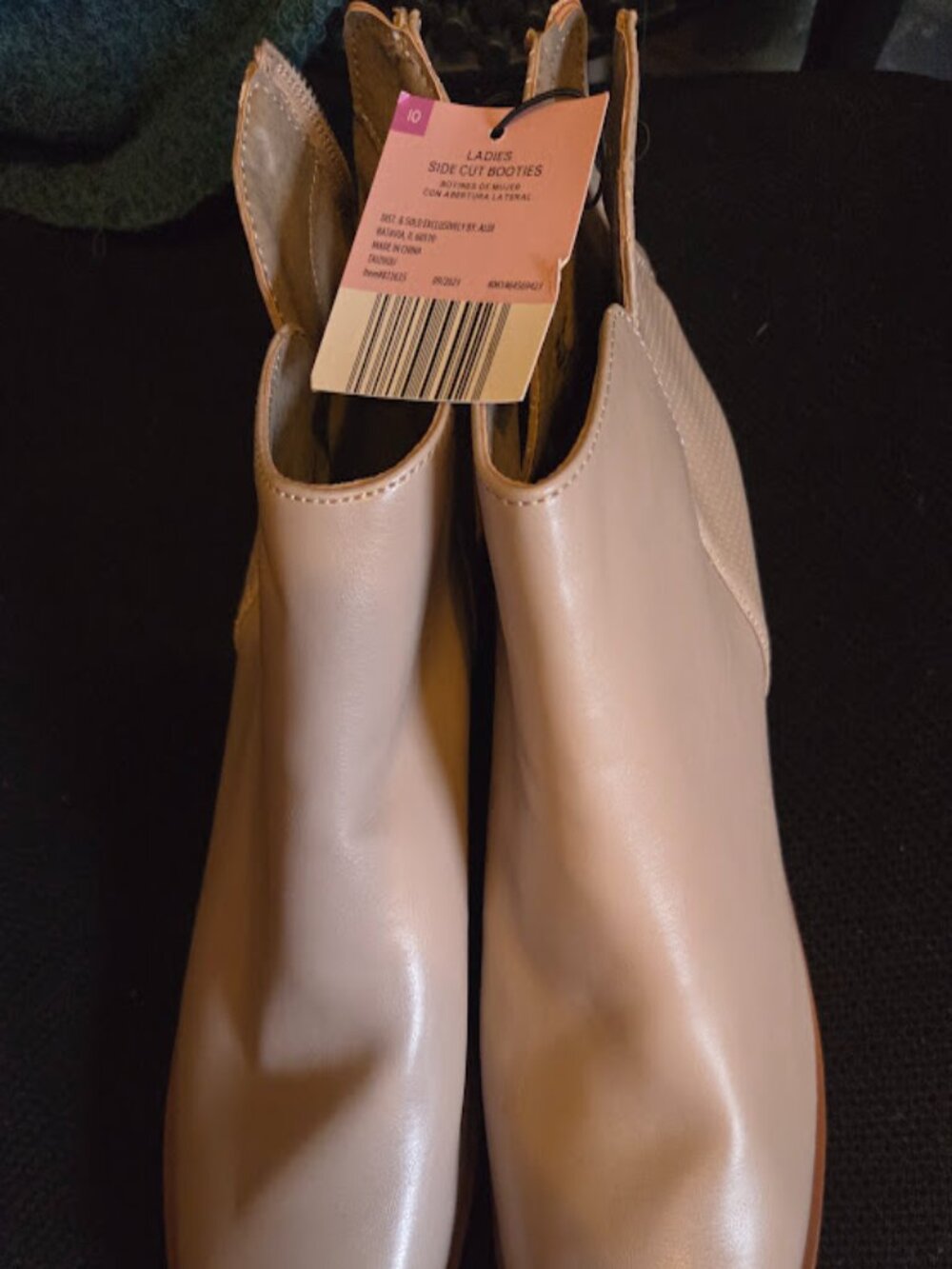 NWT Ladies side cut boots size 10
